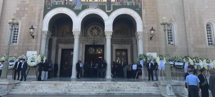 Συγγενείς και φίλοι αποχαιρετούν τον Σωκράτη Κόκκαλη τζούνιορ -Βουβός θρήνος στην κηδεία (εικόνες)